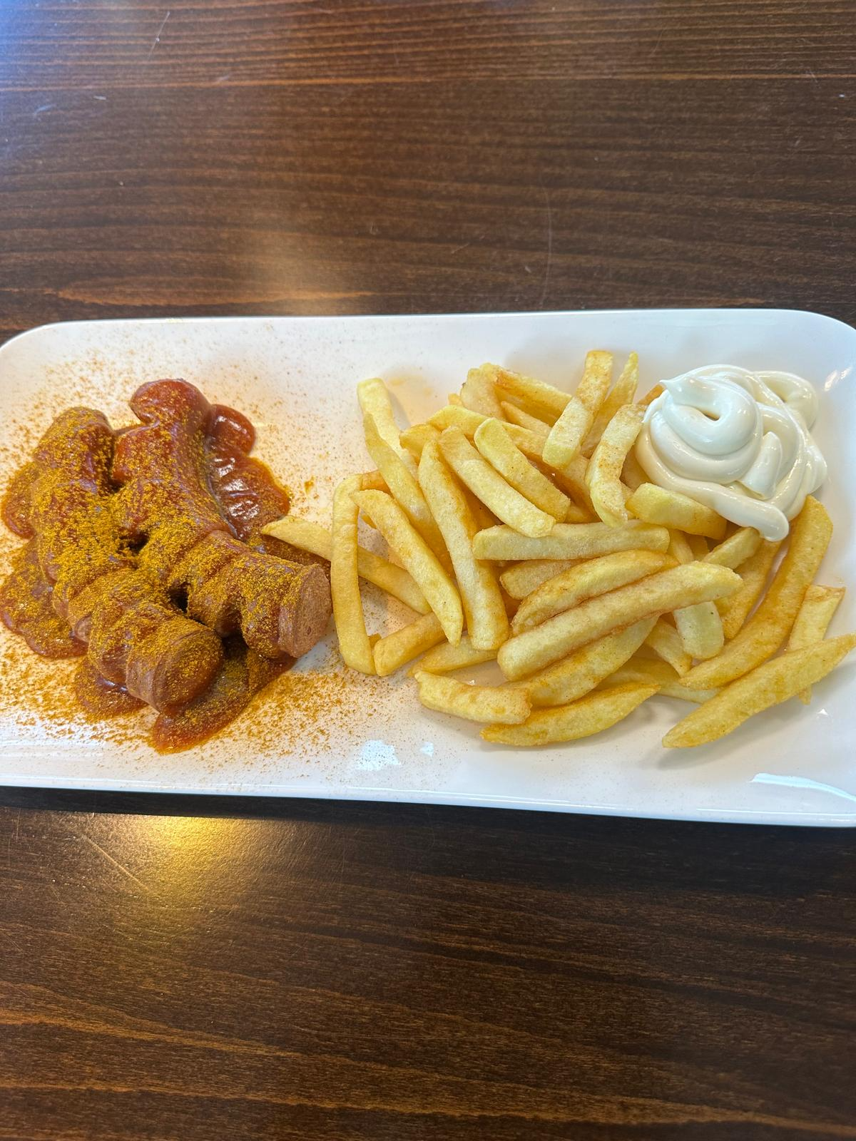 Currywurst mit Pommes